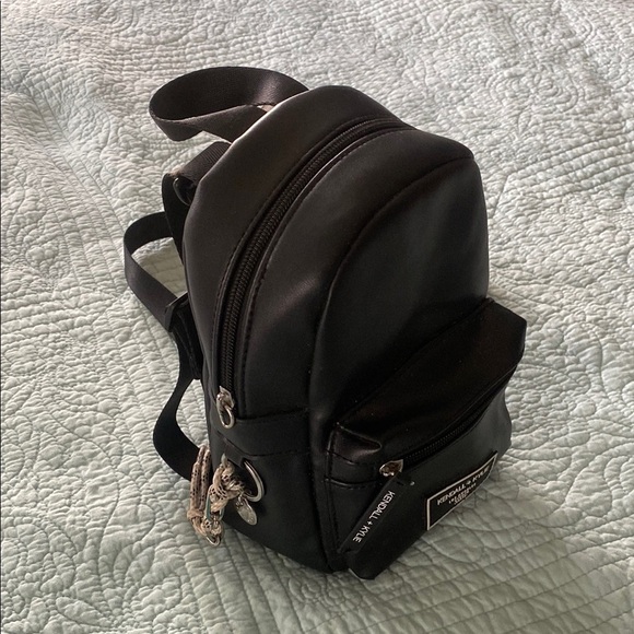 Kendall & Kylie Black Backpack with Adjustable Straps and Compact Design - Picture 4 of 7